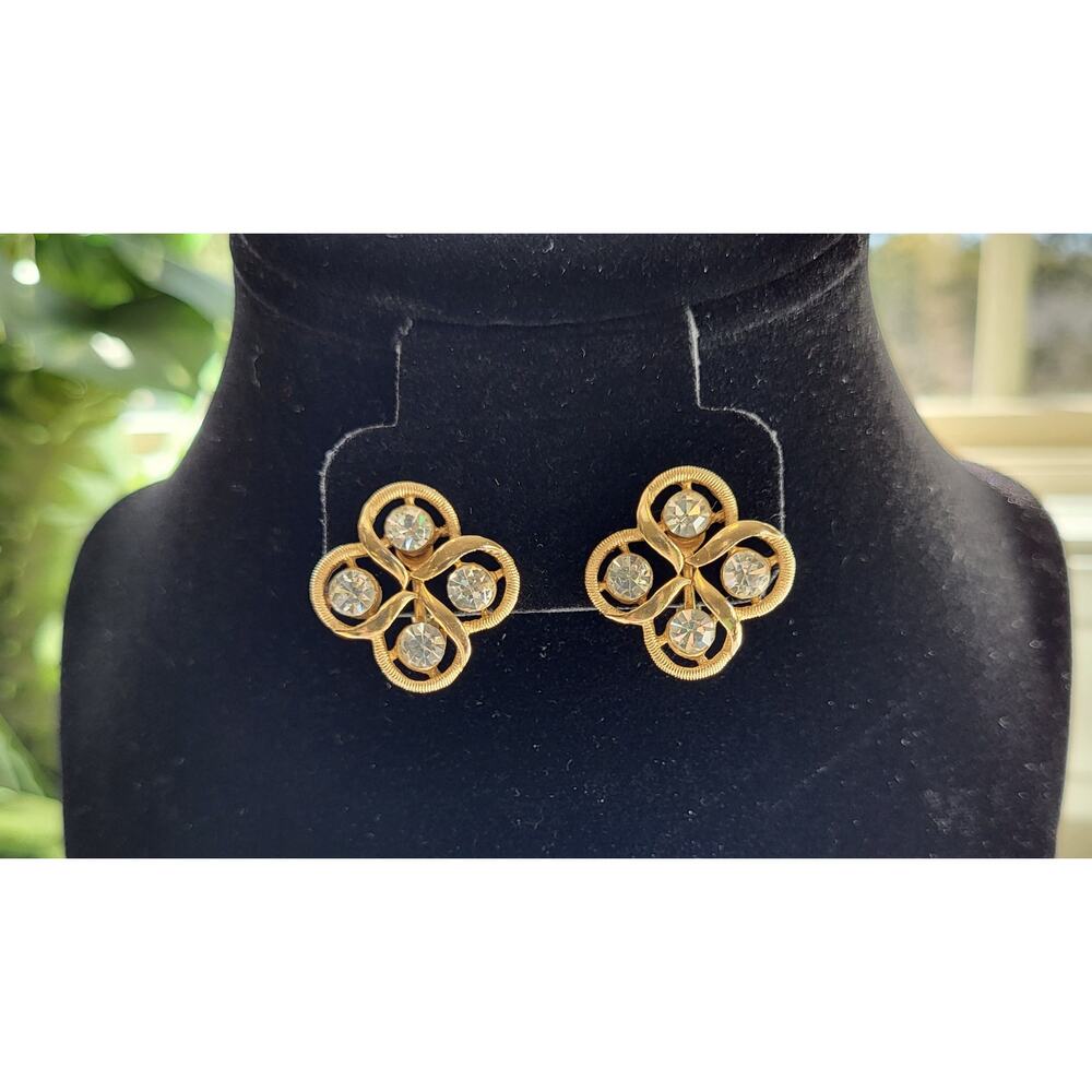 Vintage TRIFARI Gold and Crystal Clover Clip-on Earrings - Picture 7 of 9